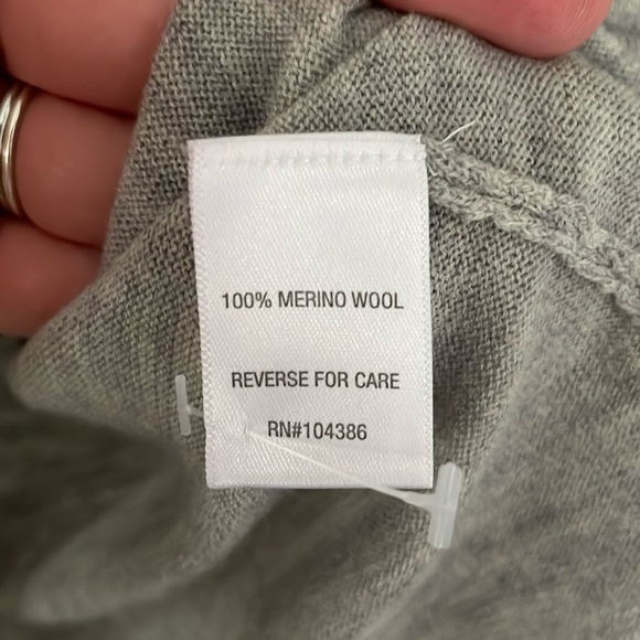 Garnet Hill Women’s 100% Merino Wool Crew Neck Button Up Cardigan Blue Roses XS - Picture 8 of 15